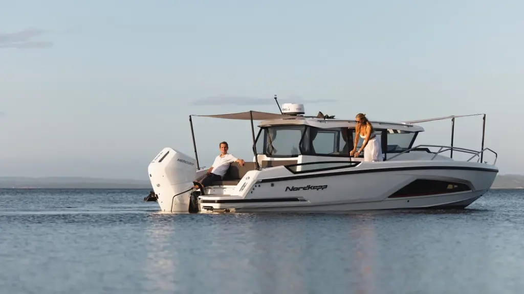 Nordkapp Coupe 830 stehend auf dem Wasser mit Mann und Frau an Bord